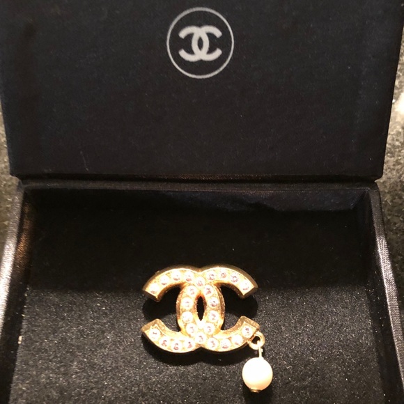 CHANEL CC Logo Brooch - Picture 2 of 4